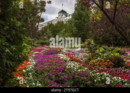 Jardin fleuri caché dans le parc du Grand Hôtel, île Mackinac. Vue secrète du Grand Hôtel sur l'île Mackinac, Michigan, États-Unis Banque D'Images