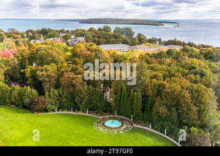 Vue depuis la chambre tour du Grand Hôtel, Mackinac Island du jardin et Round Island dans le détroit de Mackinac, Michigan, États-Unis Banque D'Images