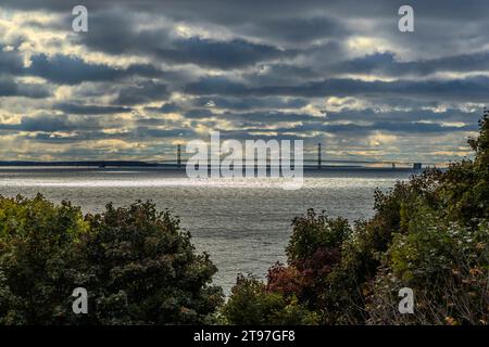 Vue depuis le Grand Hotel, de l'île Mackinac jusqu'au pont Mackinac dans le détroit entre le bas Michigan et la péninsule du haut Michigan (HAUT). Pont Mackinac, qui relie le Michigan continental à la péninsule nord. Mackinac Island, Michigan, États-Unis Banque D'Images