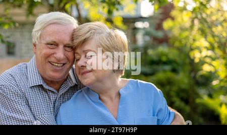 Couple senior romantique dans le jardin Banque D'Images