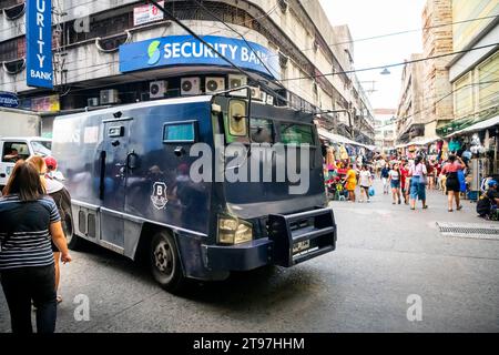 Un camion de sécurité blindé effectue une livraison à une banque à Manille, aux Philippines. Banque D'Images