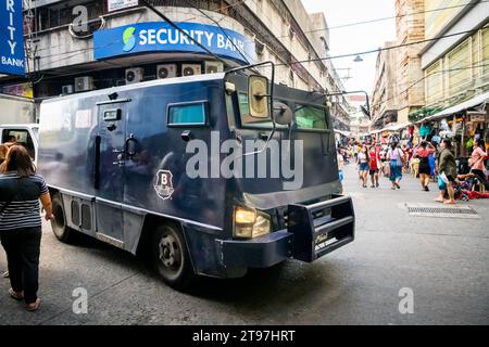 Un camion de sécurité blindé effectue une livraison à une banque à Manille, aux Philippines. Banque D'Images