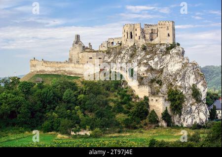 Château historique de Beckov près de la ville Trencin en Slovaquie, Europe Banque D'Images