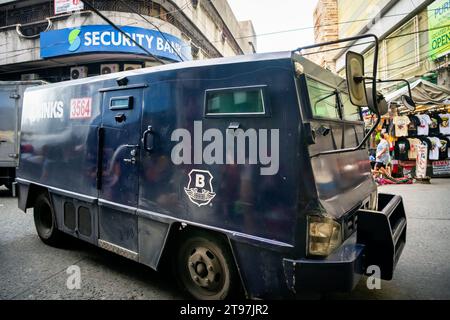 Un camion de sécurité blindé effectue une livraison à une banque à Manille, aux Philippines. Banque D'Images