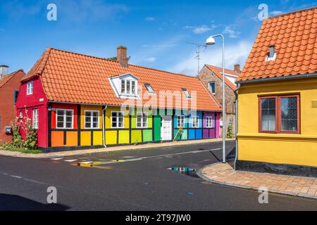 Danemark, Bornholm, Ronne, rue vide devant une maison couleur arc-en-ciel Banque D'Images
