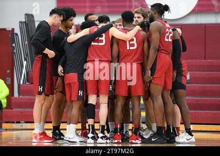 22 novembre 2023 : les joueurs de Harvard Crimson se blottissent avant le match contre les Colgate Raiders le mercredi 22 novembre 2023 à Cotterell court à Hamilton, NY. Rich Barnes/CSM Banque D'Images