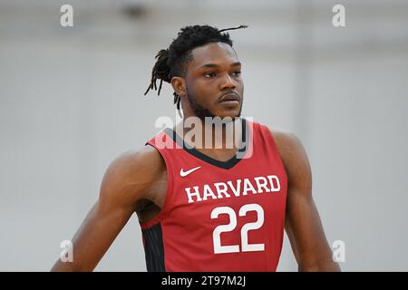 22 novembre 2023 : l'attaquant de Harvard Crimson, le juge Ajogbor (22), regarde avant le match contre les Raiders de Colgate le mercredi 22 novembre 2023 à Cotterell court à Hamilton, NY. Rich Barnes/CSM Banque D'Images