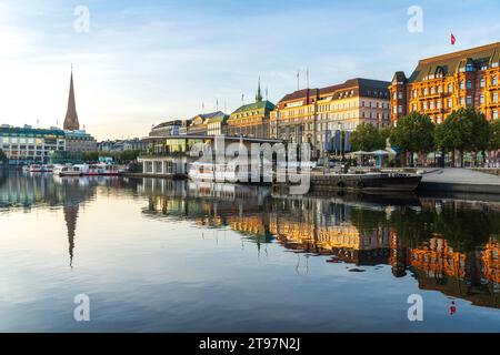 Bateaux amarrés dans le lac Binnenalster près des bâtiments, Hambourg, Allemagne Banque D'Images