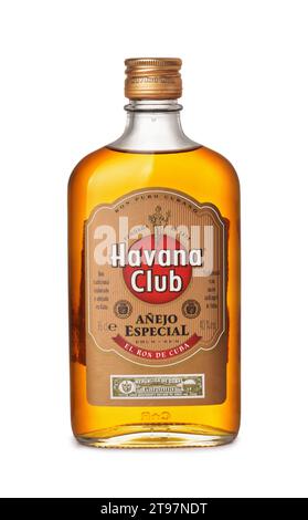 Tbilissi, Géorgie - avril 2023. Vue de face de Havana Club Anejo Especial bouteille de rhum isolé sur blanc Banque D'Images