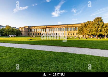 Allemagne, Bavière, Munich, pelouse et sentier en face du musée Alte Pinakothek Banque D'Images