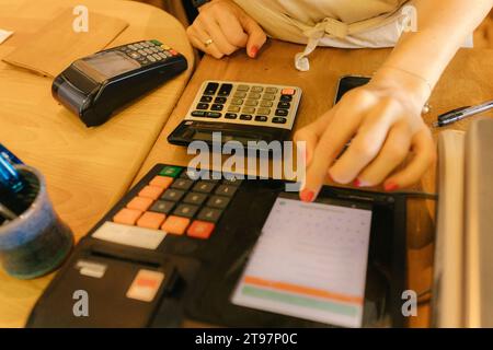 Vendeuse travaillant à la caisse dans un magasin zéro déchet Banque D'Images