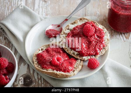 Photo studio de brioches d'épeautre avec confiture de framboises Banque D'Images