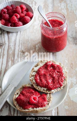 Photo studio de brioches d'épeautre avec confiture de framboises Banque D'Images