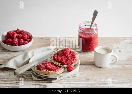 Photo studio de brioches d'épeautre avec confiture de framboises Banque D'Images