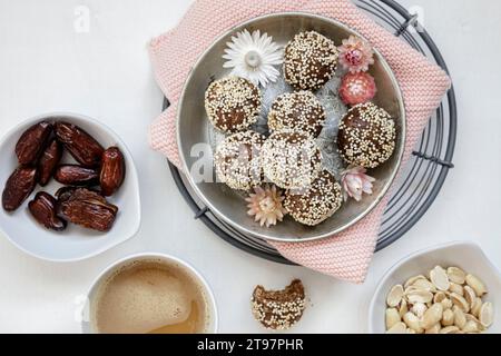 Boules énergétiques maison avec des dattes séchées et des cacahuètes Banque D'Images