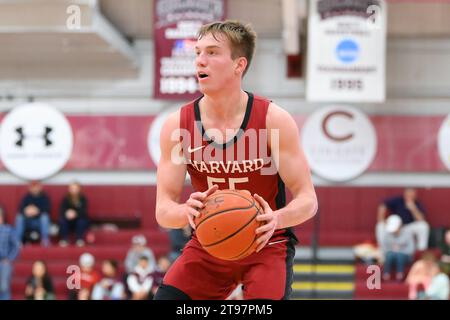 22 novembre 2023 : Denham Wojcik (55), garde cramoisi de Harvard, contrôle le ballon contre les Colgate Raiders pendant la première mi-temps le mercredi 22 novembre 2023 à Cotterell court à Hamilton, NY. Rich Barnes/CSM Banque D'Images