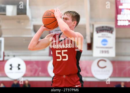 22 novembre 2023 : Denham Wojcik (55 ans), garde cramoisi de Harvard tire le ballon contre les Raiders de Colgate pendant la première mi-temps le mercredi 22 novembre 2023 à Cotterell court à Hamilton, NY. Rich Barnes/CSM Banque D'Images