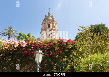 Italie, Sicile, Modica, fleurs fleurissant devant le Duomo de San Giorgio Banque D'Images