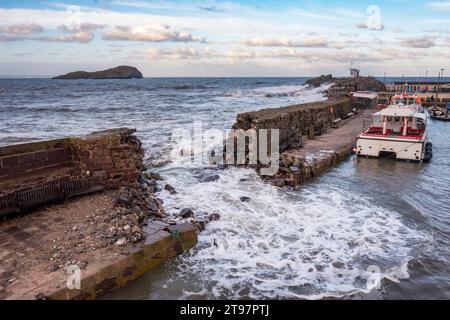 Royaume-Uni, Écosse, North Berwick, brèche dans le mur de défense maritime du port après la tempête Babet Banque D'Images