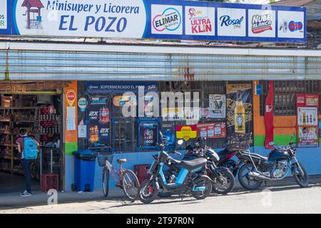 Épicerie dans la ville côtière de Puerto Cortes à Puntarenas, Costa Rica Banque D'Images