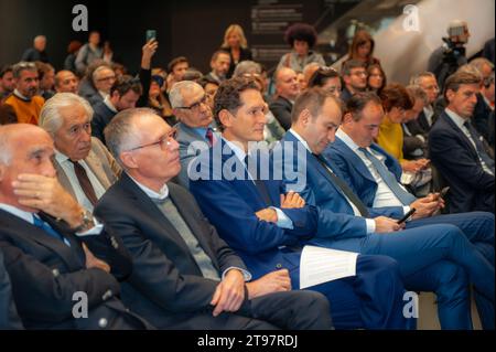 Turin (Italie) 11/23/2023 le président de la région Piémont, Alberto Cirio, et le maire de Turin, Stefano Lo Russo, consultent leur smartphone Banque D'Images