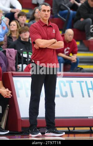 22 novembre 2023 : Matt Langel, entraîneur-chef des Colgate Raiders, affronte les Crimson de Harvard en première mi-temps le mercredi 22 novembre 2023 à Cotterell court à Hamilton, NY. Rich Barnes/CSM Banque D'Images