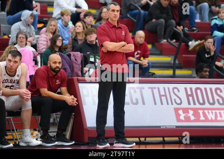 22 novembre 2023 : Matt Langel, entraîneur-chef des Colgate Raiders, affronte les Crimson de Harvard en première mi-temps le mercredi 22 novembre 2023 à Cotterell court à Hamilton, NY. Rich Barnes/CSM Banque D'Images