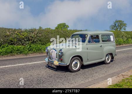 Années 1964 60 British Motor Corporation Tweed Grey British Austin A35 G1098 cc break ou break, un petit runabout compact vendu par Austin de 1956 à 1968. Vintage, restaurés moteurs classiques britanniques, collectionneurs d'automobiles, passionnés d'automobile et voitures anciennes voyageant dans le Cheshire, Royaume-Uni Banque D'Images
