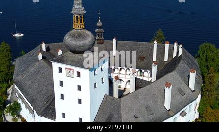 Le château du lac Ort sur une île du lac Traunsee à Gmunden photographié depuis les airs, Salzkammergut, Autriche Banque D'Images