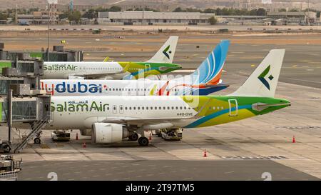 Muscat, oman- 21 novembre 2023 : flydubai et l'avion de salam s'apprêtent à décoller , salam air et Fly dubai sont des compagnies aériennes économiques. Banque D'Images