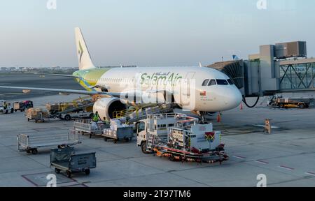 Muscat, oman- 21 novembre 2023 : l'avion aérien salam se prépare à décoller de l'aéroport international de muscat, compagnie aérienne salam Air Budger d'oman Banque D'Images