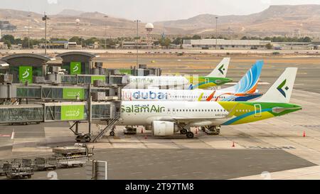 Muscat, oman- 21 novembre 2023 : flydubai et l'avion de salam s'apprêtent à décoller , salam air et Fly dubai sont des compagnies aériennes économiques. Banque D'Images