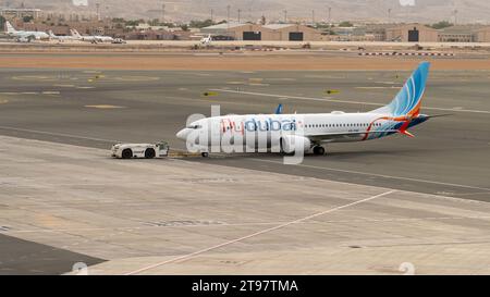 Muscat, oman- 21 novembre 2023 : l'avion flydubai s'apprête à décoller de l'aéroport international de muscat Banque D'Images