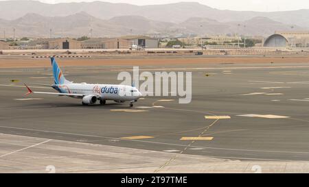 Muscat, oman- 21 novembre 2023 : l'avion flydubai s'apprête à décoller de l'aéroport international de muscat Banque D'Images