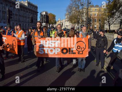 Londres, Angleterre, Royaume-Uni. 23 novembre 2023. Il suffit d'arrêter les activistes du pétrole marchent à Whitehall. Le groupe d'action pour le climat a marché de Trafalgar Square sur le trottoir et a été arrêté quelques secondes après avoir marché sur la route à Whitehall le quatrième jour consécutif alors qu'ils poursuivaient leurs protestations contre les nouvelles licences de combustibles fossiles. (Image de crédit : © Vuk Valcic/ZUMA Press Wire) USAGE ÉDITORIAL SEULEMENT! Non destiné à UN USAGE commercial ! Banque D'Images