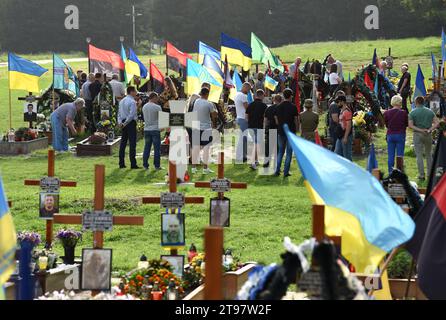 Lviv, Ukraine - 24 août 2022 : les gens assistent à la cérémonie pour les soldats tombés en Ukraine tués lors de l'invasion russe de l'Ukraine. Banque D'Images