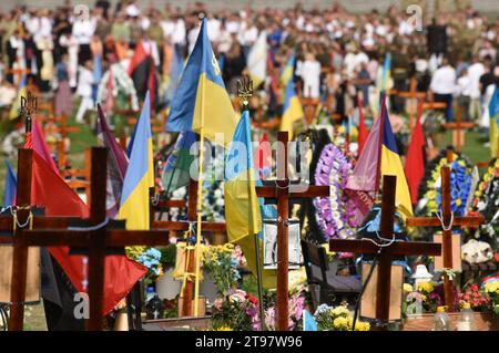 Lviv, Ukraine - 24 août 2022 : les gens assistent à la cérémonie pour les soldats tombés en Ukraine tués lors de l'invasion russe de l'Ukraine. Banque D'Images