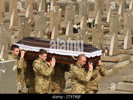 Lviv, Ukraine - 29 mars 2022 : les militaires portent des cercueils lors des funérailles des militaires ukrainiens tués lors de l'invasion russe de l'Ukraine, à Lytchak Banque D'Images