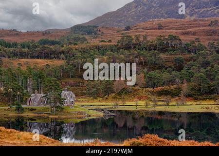Glen Affric Cannich Écosse Glen Affric Lodge et Loch Pollan Fearna avec des collines au loin Banque D'Images