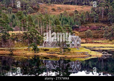 Glen Affric Cannich Écosse Glen Affric Lodge et Loch Pollan Fearna avec des pins écossais en automne Banque D'Images