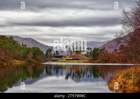 Glen Affric Cannich Écosse vue sur l'eau de Garbh-uisge et le North Affric Estate et les montagnes lointaines en automne Banque D'Images