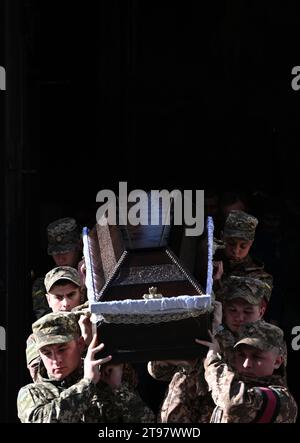 Lviv, Ukraine - 18 octobre 2022 : funérailles de militaires ukrainiens tués lors de l'invasion de l'Ukraine par la Russie. Banque D'Images