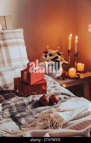 intérieur de chambre scandinave confortable dans des tons naturels, couverture bougies boîte cadeau de noël Banque D'Images