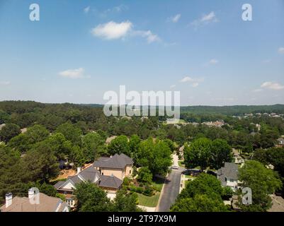 Vue panoramique aérienne du groupe de maisons dans une sous-division en banlieue avec terrain de golf et lac dans le métro Atlanta en Géorgie, USA tourné par drone shot duri Banque D'Images