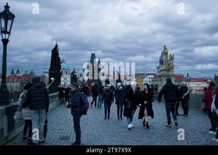 Des gens marchant sur le pont Charles à Prague Banque D'Images