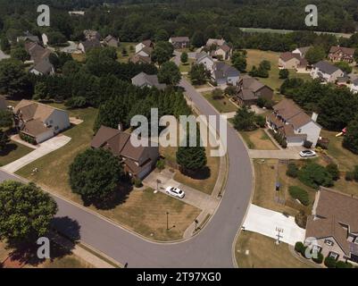 Vue panoramique aérienne d'un lotissement haut de gamme en banlieue avec beau groupe de maisons et jardins paysagers. Banque D'Images