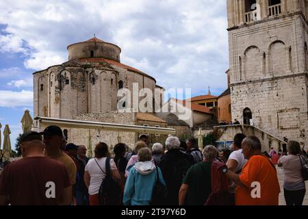 Groupe de touristes à l'extérieur de l'église de St. Donatus (Crkva sv. Donata) dans la vieille ville de Zadar, Croatie. 21 septembre 2023. Banque D'Images