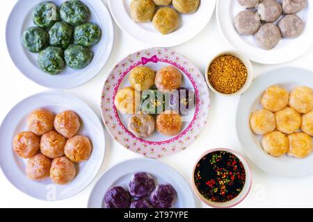 Kuicheai pain cuit à la vapeur. Boulettes à la vapeur farcies de ciboulette d'ail, taro, ignames et pousses de bambou. Pâtisserie Allium tuberosum à la vapeur, Chi à l'ail chinois Banque D'Images