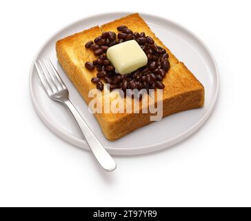 Beurre et haricots adzuki sucrés sur pain grillé, petit déjeuner de spécialité Nagoya, cuisine japonaise isolée sur fond blanc Banque D'Images