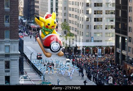 New York, États-Unis. 23 novembre 2023. Le ballon Pikachu et Eevee flotte sur la Sixième Avenue lors du Macy's Thanksgiving Day Parade 2023 à New York le jeudi 23 novembre 2023. Photo de John Angelillo/UPI crédit : UPI/Alamy Live News Banque D'Images